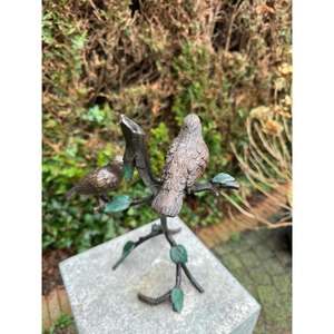 Pilar de hierro fundido y bronce con escultura de pájaros sentados en ramas para decoración de jardín. - Product Image 3