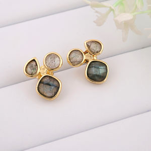 Pendientes al por mayor de gemas naturales, labradorita multicolor, aretes de latón chapados en oro de 18k, triple gema, par pequeño. - Product Image 3