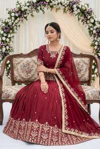 Ensemble prêt-à-porter avec haut brodé de sequins et de miroirs faits main, et bas de lehenga richement orné et dupatta. - Product Image 3