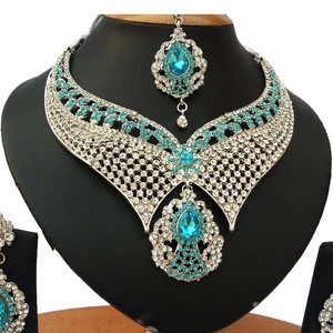 Parure de bijoux vintage en alliage plaqué argent avec strass en cristal, collier et boucles d'oreilles pour femme, idéale pour mariage - Product Image 2
