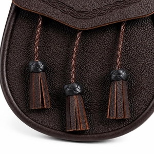 Pochette écossaise Sporran en cuir véritable marron de qualité supérieure, motif nœud celtique gaufré, détail pompon, sac banane fait main des Highlands - Product Image 3
