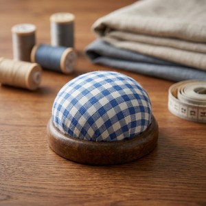 Cojín para alfileres AA0082 con base de madera | Accesorios para Coser a Mano | Cojín Redondo a Cuadros Rojos y Blancos con Botón, Accesorio de Costura - Product Image 4