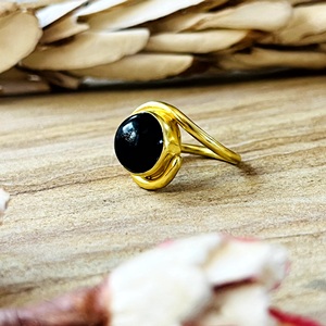 Bague en laiton au design unique, minimaliste, avec onyx noir, bijoux bohèmes en laiton pour femme, plaqué or 18 carats, solitaire vague, vente en gros/OEM/ODM - Product Image 5