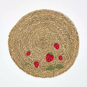 Charmant set de table rond en jonc de mer brodé à la main motif fraise, tapis de table rustique naturel tressé pour décoration de cuisine de ferme, cadeau - Product Image 1
