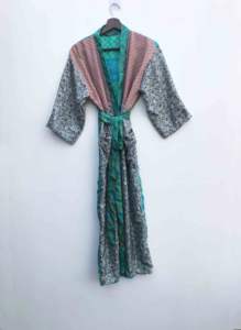 Kimono de Lujo con Parches de Seda, Túnica Larga para Dormir o como Cubre Bikini, Kimono Hecho a Mano con Sari de Seda Reciclada Vintage de la India - Product Image 2