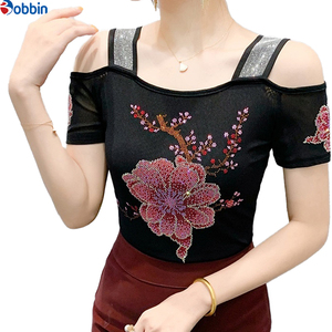 Camiseta negra de mujer con hombros descubiertos, cuello cuadrado, estampado de pedrería, flores rojas, ajuste ceñido, manga corta, top de verano - Product Image 2