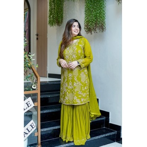 Présentation du nouveau look de soirée de créateur : haut, pantalon palazzo et dupatta avec broderies riches. - Product Image 1