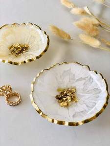 Bol en résine SOFIYA CRAFT avec bord doré poli, paillettes d'or 24 carats et design écologique pour la décoration de la maison - Product Image 1