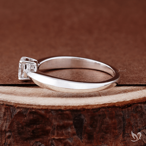 Anillo de compromiso delicado de oro blanco de 10 quilates con diamante de laboratorio de 0.50 quilates, corte cojín alargado, montura de pinza, solitario. - Product Image 2