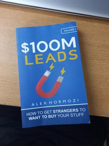 $100M Leads de Alex Hormozi, Guía de Estrategia de Marketing en Inglés, Libro de Estrategia de Funnel de Ventas, 280 Páginas - Product Image 1