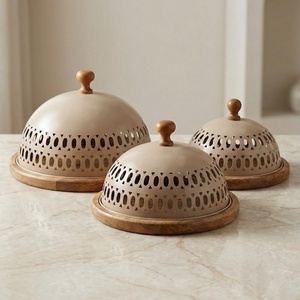 Elegante Juego de 3 Campanas Metálicas Perforadas con Bases de Madera. Cubiertas de Alimentos Tipo Domo Elegantes para Catering de Lujo y Decoración del Hogar - Product Image 2