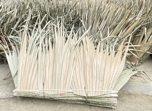 Parasol en feuilles de palmier naturelles du Vietnam de 2,4 m avec structure en bambou pour l'extérieur, la plage et les centres de villégiature - Product Image 3