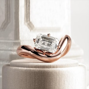Nouvelle conception Bague de fiançailles pour femme en diamant de laboratoire taille émeraude, bande audacieuse, solitaire, tendance, certifiée IGI, or 18 carats, vente en gros - Product Image 2