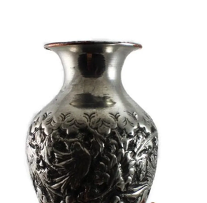 Jarrón de metal con acabado plateado, tallado a mano por un diseñador tradicional, para decoración de lujo del hogar, exhibición en mesa central, estante y uso en ocasiones especiales. - Product Image 2