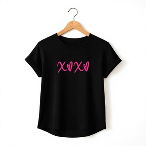 Camiseta Negra de Cuello Redondo para Mujer, Bordado de Corazón Rosa XOXO, Elegante, Corte Ajustado, Manga Corta, 100% Algodón Jersey, para Primavera/Verano - Product Image 1