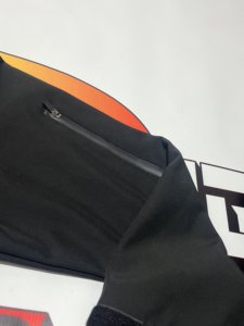 ชุดเซ็ตซอฟต์เชลล์ปักลายแบบกำหนดเอง ผ้าไนลอนโพลีเอสเตอร์ เสื้อแจ็คเก็ตกันลมแบบซิป มีฮู้ดสองชั้น และกางเกงขายาว - Product Image 5