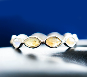 Anillo de Labradorita con Patrón de Eternidad de Primera Calidad en Plata de Ley 925, Anillo que Representa Pura Sofisticación - Product Image 3