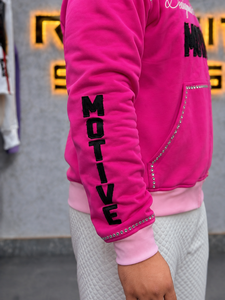 Sudadera con capucha rosa MOTIVE para hombre, estilo oversize, de forro polar, con detalles de pedrería y diseño de bolsillo frontal con cremallera. - Product Image 3