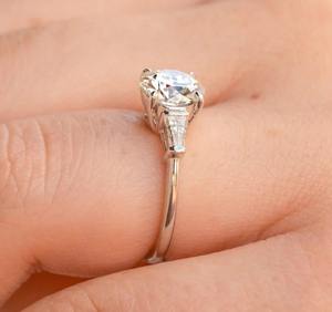 Anillo de compromiso de forma redonda de moissanita Anillo personalizado de plata esterlina 925 y joyería HIP HOP - Product Image 1