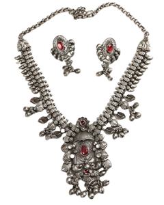 Conjunto de Collar y Pendientes Tradicionales de Latón Plateado Estilo Bohemio con Granate, Regalo de Boda o Compromiso - Product Image 1