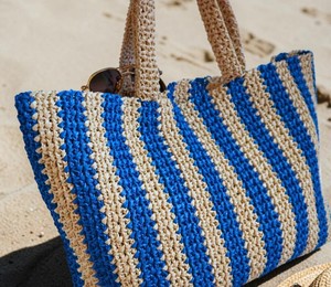 Sac fourre-tout en raphia fait main : Sac à bandoulière d'été rayé au crochet pour la plage - Product Image 3
