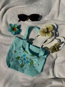 Bolso Tote de Diseño de Lujo Hecho a Mano con Detalles de Bordado de Cuentas Coloridas, Elegante Bolso Tote de Moda Hecho a Mano - Product Image 3