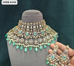 Parure de bijoux de mariée de luxe Ping Bling : Collier ras-du-cou Kundan vert, boucles d'oreilles assorties, perles de zircon, plaqué or antique pour femme - Product Image 4