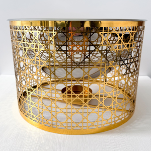 Plat à chafing luxueux en rotin doré avec couvercle cloche en argent – Vaisselle élégante pour la décoration intérieure et les réceptions festives - Product Image 3