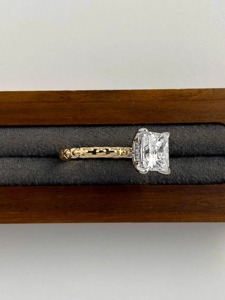 แหวนหมั้นเพชรทรงปรินเซสคัท 3 กะรัต เพชรเลี้ยงในห้องปฏิบัติการ ประดับด้วยวงแหวนแบบซ่อน 14K ทองคำขาว ดีไซน์เกลียว รับรองโดย IGI ของขวัญเครื่องประดับเจ้าสาว - Product Image 4