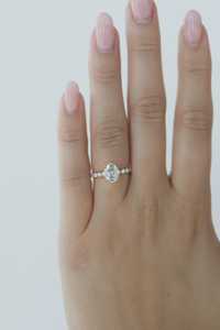 Bagues de fiançailles en diamant en or massif 14k 18k, taille ovale, avec accents ronds de diamants de laboratoire, style moderne, minimaliste, luxueux, classique, bande de 2 mm, OEM en gros - Product Image 5