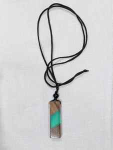 Collar Colgante de Resina y Madera Natural Hecho a Mano Personalizado al por Mayor para Regalo de Aniversario Disponible para la Venta - Product Image 2