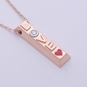Colgante de barra vertical con diamante cultivado en laboratorio certificado por IGI con la palabra “LOVE” en oro de 18 quilates - Product Image 1