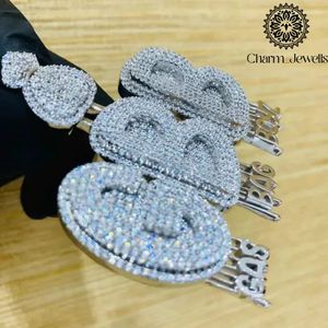 จี้ตัวอักษร Charm_Jewells เงินแท้ 925 ประดับโมอิสซาไนต์ ชุบทอง ตัวเรือนแบบ Bezel Setting รับรองโดย IGI สไตล์ฮิปฮอป สำหรับทั้งชายและหญิง หรูหรา เหมาะสำหรับใส่ทุกวัน - Product Image 3