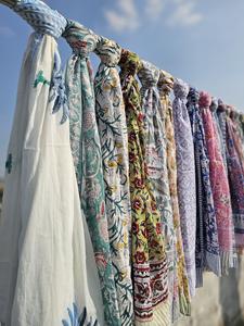 Pareo de algodón artesanal con estampado a mano, diseño étnico, ligero y suave, ideal para ropa de playa y resort. - Product Image 2