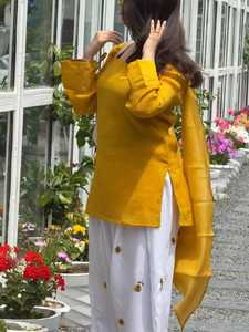 Kurta de Algodón Romano Informal para Fiestas de Verano con Bordado de Algodón Cambrico, Farshi Salwar y Dupatta de Algodón Mal - Product Image 3