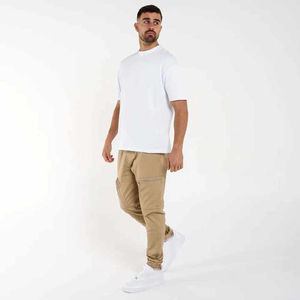 Pantalon cargo noir confortable pour homme, coupe droite, poches fonctionnelles, style décontracté, teint uni, taille moyenne, fournisseur OEM personnalisé - Product Image 1