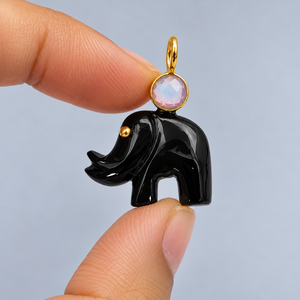 Pendentif éléphant en onyx noir en gros, fait main, en pierres précieuses, breloque animal en argent sterling, bijoux plaqués or, personnalisés OEM ODM - Product Image 1