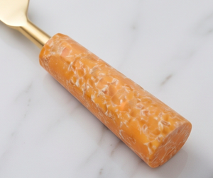 Juego de 3 cuchillos para queso con hoja de acero inoxidable dorado y mango de resina con efecto mármol, herramientas para untar mantequilla para uso en la cocina. - Product Image 2