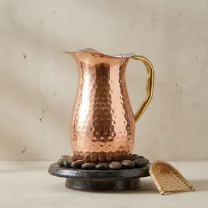 Carafe à eau en cuivre au design unique et durable avec poignée en laiton, pichet à eau en métal traditionnel pour le stockage et le service de l'eau potable - Product Image 5