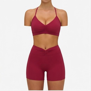 Ensemble de yoga 2 pièces : Haut dos nu à col en V profond et short taille haute froncé, couleur bordeaux unie, sans couture, vêtements de sport - Product Image 1