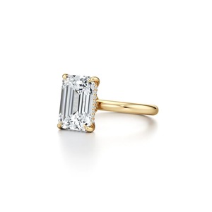 Bague de fiançailles solitaire en or jaune 9 carats avec diamant de laboratoire taille émeraude de 1 carat (25 points) – Joaillerie fine pour mariée - Product Image 3