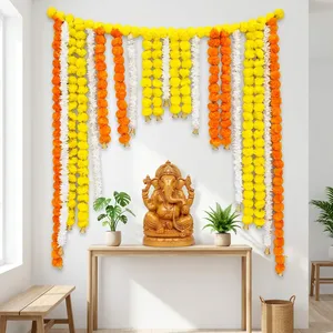 Guirlande traditionnelle de fleurs de souci jaunes, oranges et blanches avec clochettes dorées pour la décoration de porte, idéale pour les mariages, les festivals et l'entrée de la maison. - Product Image 2