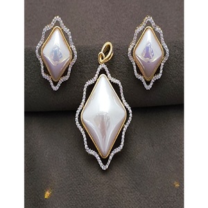 Magnifique ensemble de collier pendentif de créateur finition or blanc de qualité supérieure avec boucles d'oreilles pour collection de tenues de mariage pour femmes - Product Image 1