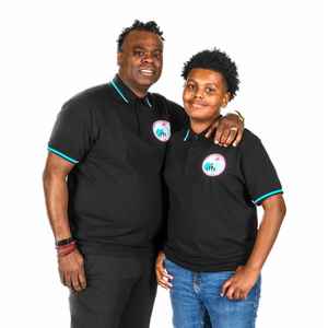 Polo noir Jack and Jill avec bordure contrastante turquoise, logo brodé sur la poitrine, coton premium, unisexe, coupe décontractée élégante - Product Image 4