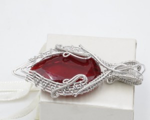 Colgante de Vidrio Rojo con Alambre de Cobre, Hecho a Mano, Talla Única, Joyería Estilo Boho, Colgante de Vidrio Envuelto en Alambre - Product Image 3