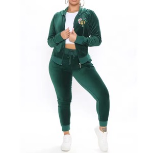 Conjunto deportivo de terciopelo verde para mujer con chaqueta con capucha y cremallera y pantalones tipo jogger - Product Image 1