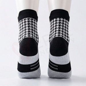 Chaussettes courtes pour hommes, motif pied-de-poule, tricotées en coton et élasthanne, respirantes, pour usage quotidien, style printemps, coupe classique - Product Image 2