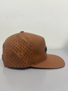 Casquette Snapback Adulte à 6 Panneaux Perforée au Laser, Tenue Sportive Dynamique, Fabriquée en Usine au Vietnam, Logo Brodé Personnalisé - Product Image 3