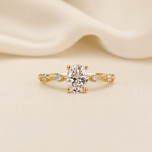 Anillo de Compromiso con Diamante Ovalado Cultivado en Laboratorio en Oro de 10K |   Claridad VVS-VS |   Joyería Fina de Lujo para Novias, Promesa Nupcial para Mujer - Product Image 1
