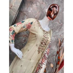 Salwar Kameez en soie de créateur pour les fêtes, composé d'un haut et d'un sharara avec dupatta - Product Image 2